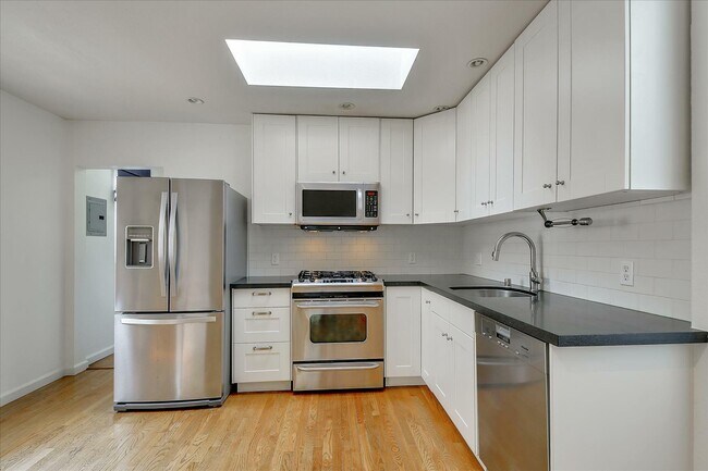Building Photo - 37 Adair St