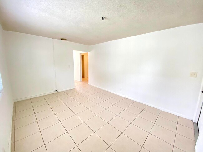 Building Photo - 705 W Mango St