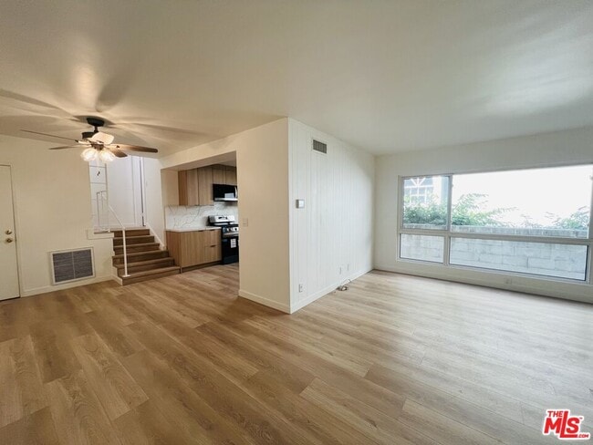 Foto del edificio - 340 N Palm Dr