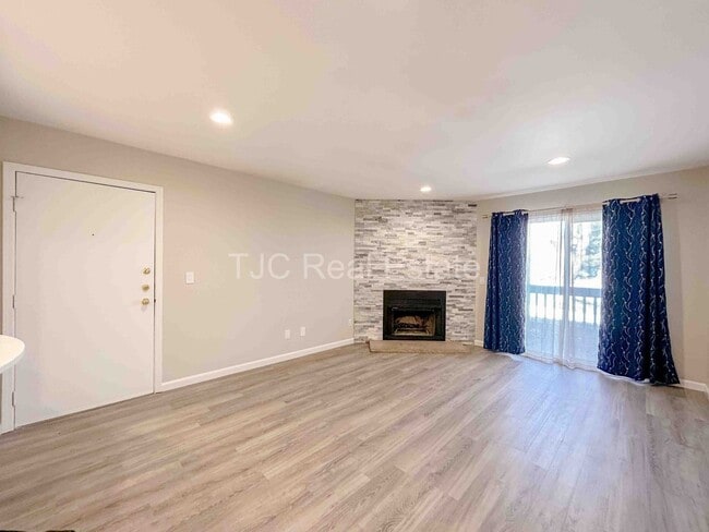 Foto del edificio - 8335 Fairmount Dr