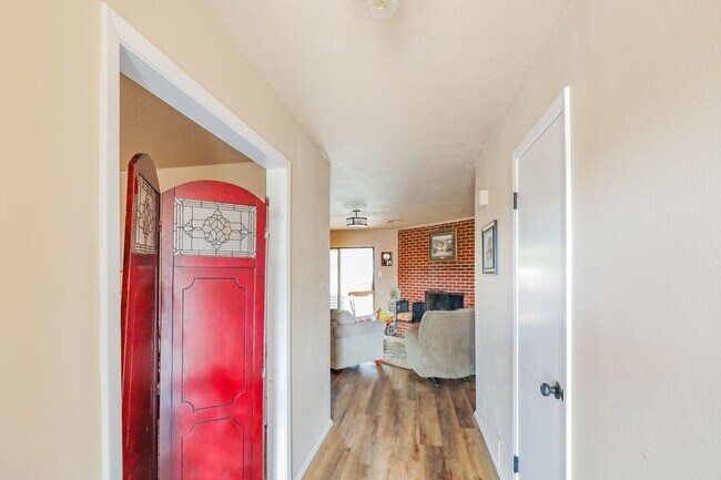 Foto del edificio - Three Bedroom Home with Plush Backyard