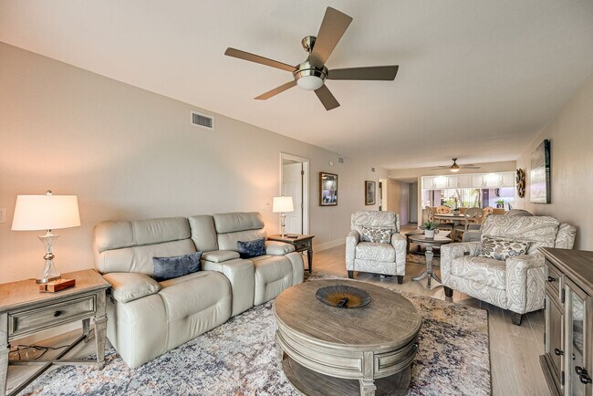 Foto del edificio - 2324 Hidden Lake Dr