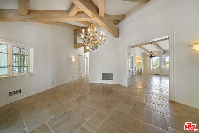 Foto del edificio - 74 Saddleback Rd