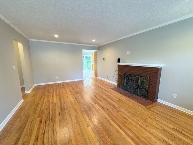 Building Photo - Gardener's Delight 4 Bed, 2.5 Bath House w...