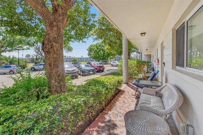Foto del edificio - 2440 World Pkwy Blvd