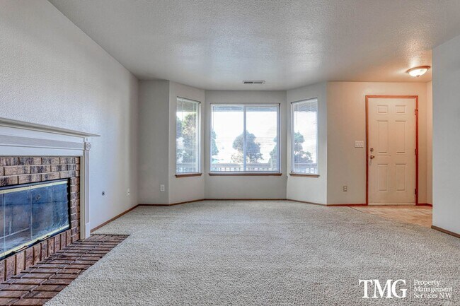 Foto del edificio - Fantastic 3BD Ranch in Great Orchards Location! MASSIVE Fenced Backyard!