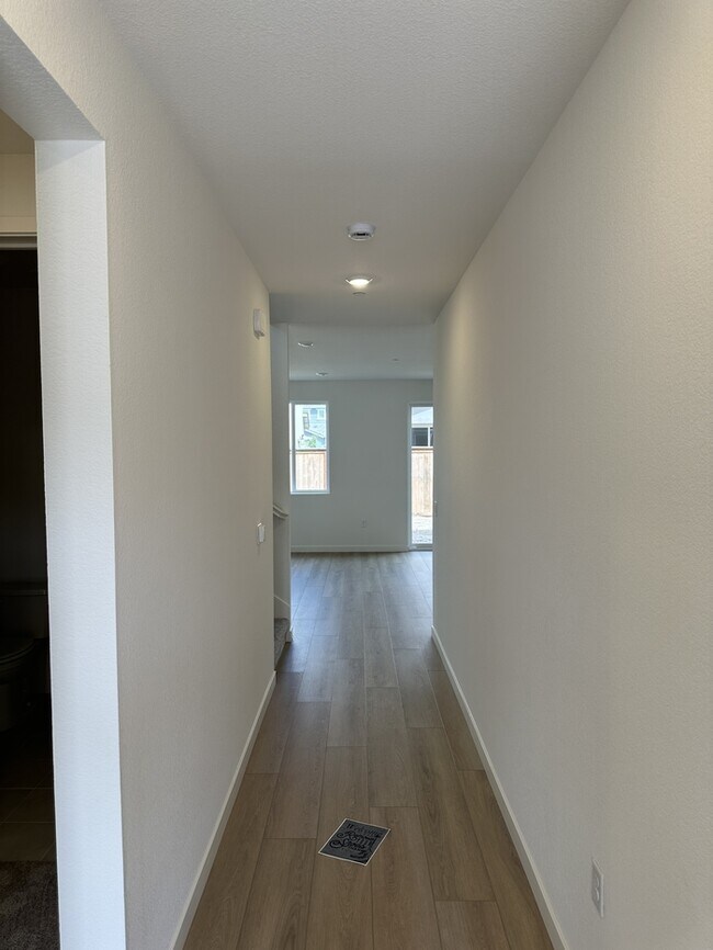 Foto del edificio - Come Tour This Beautiful Brand New 4-Bedro...