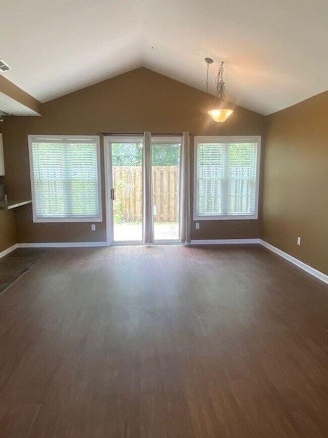 Foto del edificio - Welcome to this stunning 3-bedroom, 2-bath...