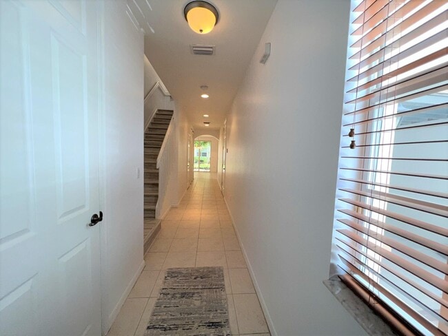 Building Photo - 1019 W Longport Cir