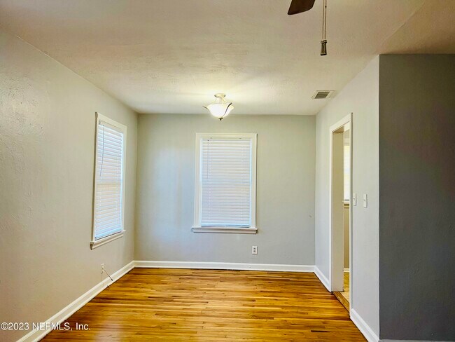 Building Photo - 2105 Kingswood Rd