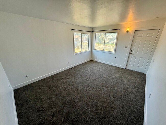 Foto del edificio - For Rent: 2 Bedroom, 1 Bathroom Home with Garage and Large Yard