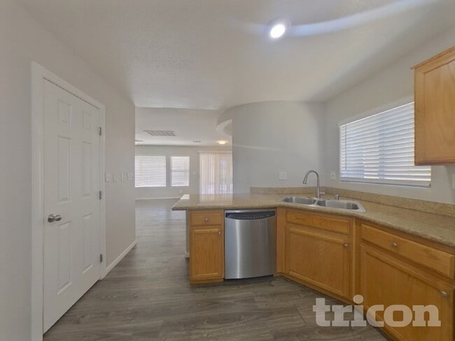 Foto del edificio - 5915 Balsam Pine Dr