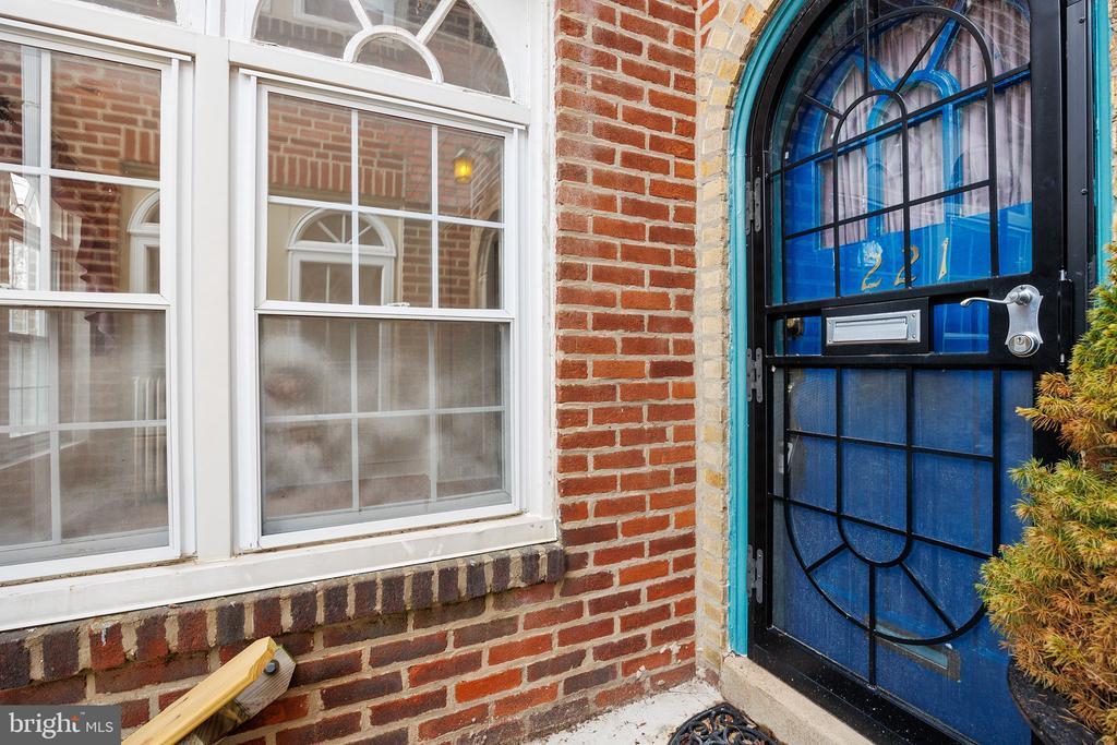 Primary Photo - 221 W Sedgwick St