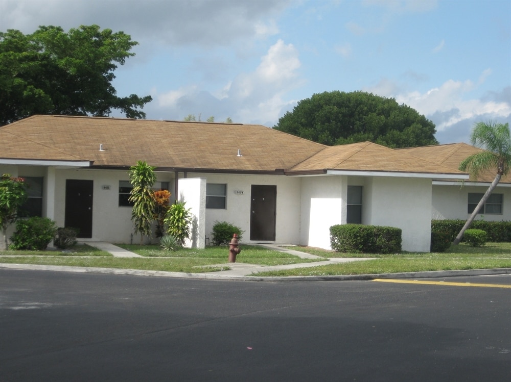 Seminole Manor Apartments in Lantana, FL