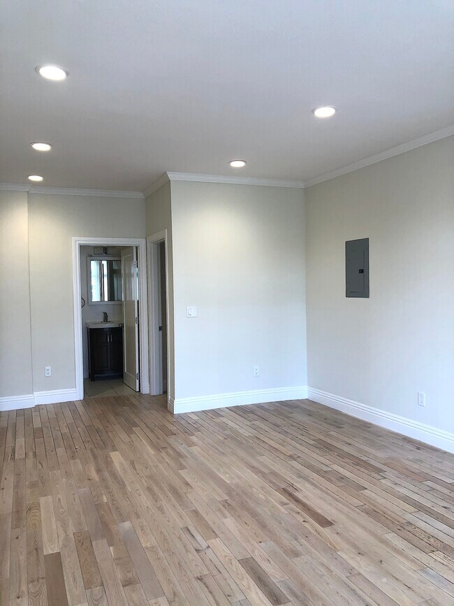 Building Photo - 633 Alma Ave