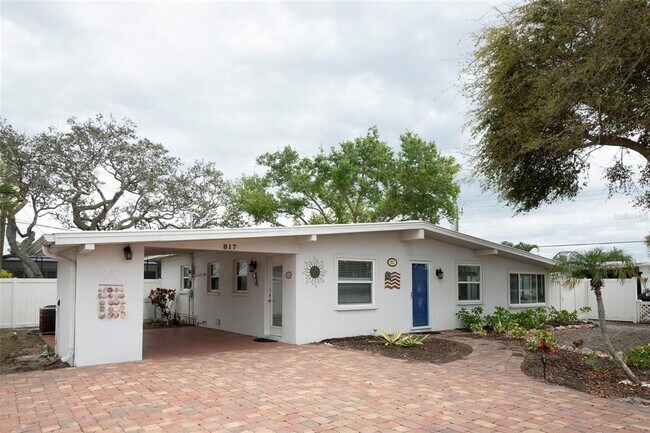 Building Photo - 817 Harbor Dr S