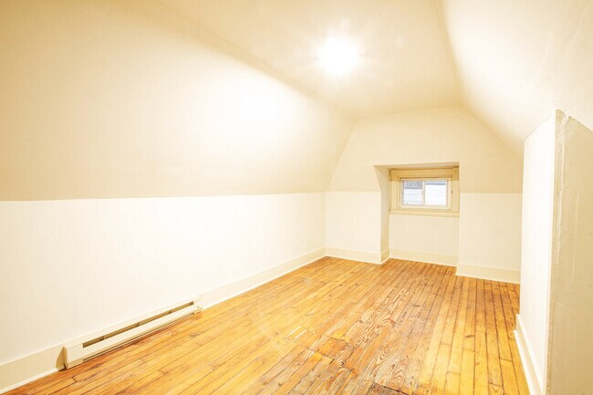 Building Photo - 206 Center St