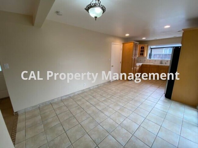 Building Photo - 3 Bedroom and 3 Bathroom located in North ...