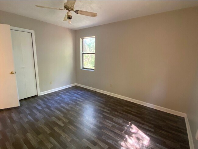 Foto del edificio - 3 bedroom with 2 bath brick home located i...
