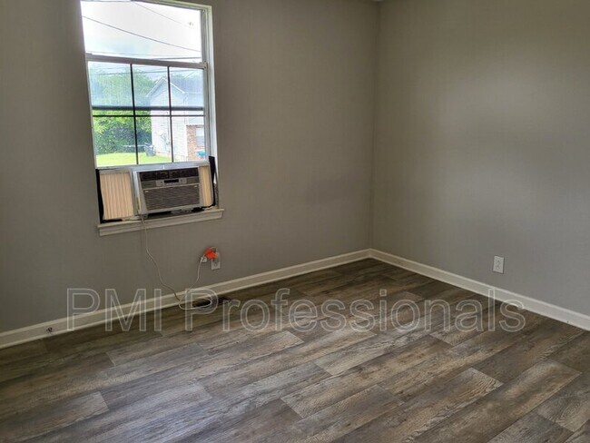 Building Photo - 3604 Willow Creek Ct