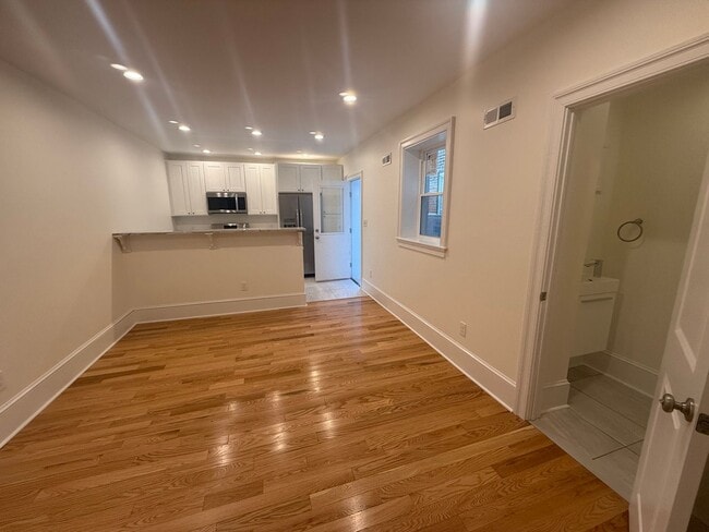 Building Photo - Brand new renovated 3 bedroom, 3.5 bathroo...