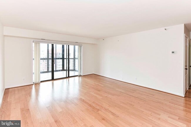 Building Photo - 1600 N Oak St