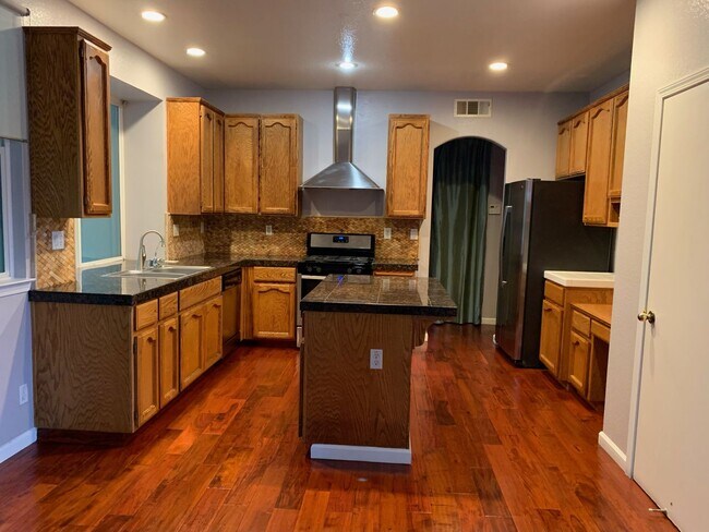 Building Photo - Beautiful 2 Story: 3 Bedrooms 2.5 Bath w/ ...