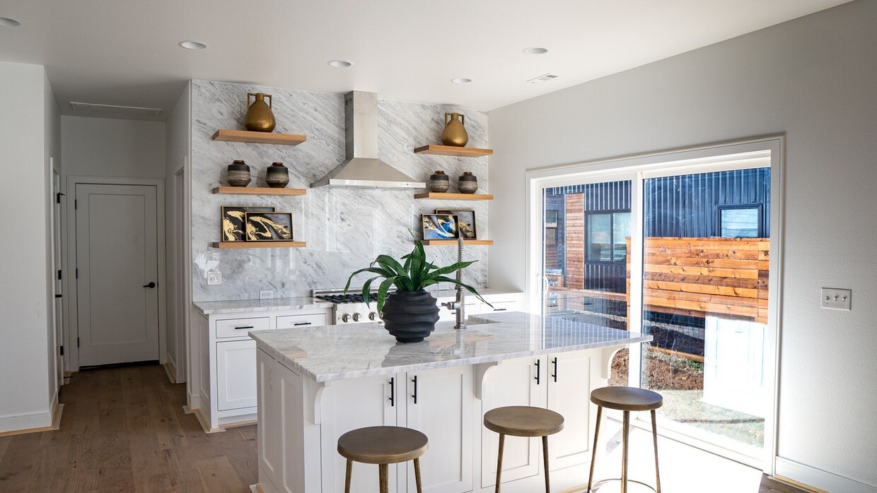 Primary Photo - Hollywood Luxury Living