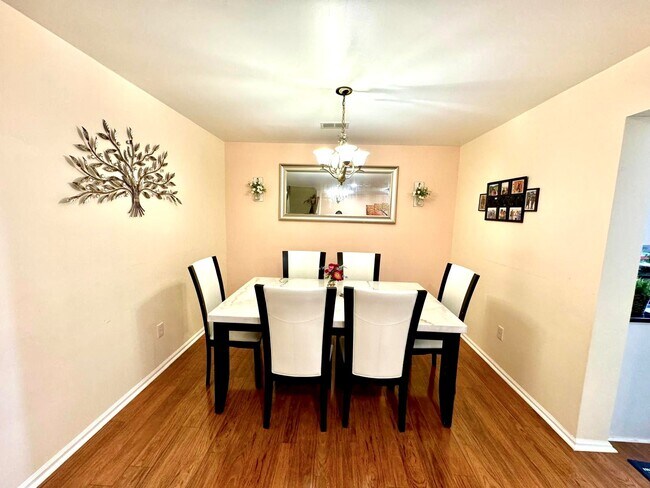 Comedor - 1805 Pheasant Run