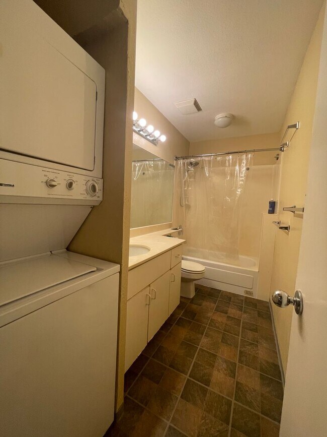 Foto del edificio - Rare Crosspointe 1 Bed 1 Bath 2 Parking!