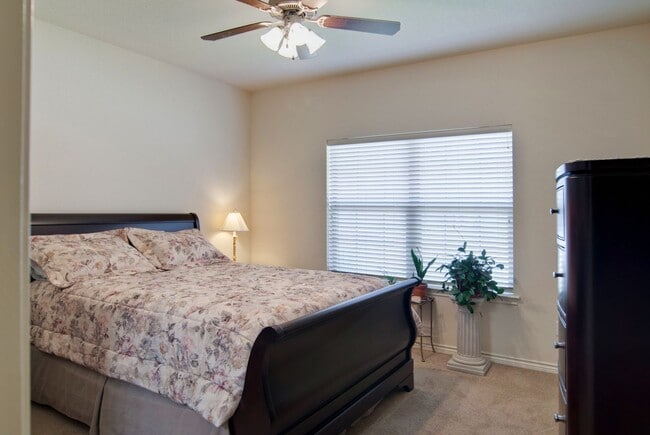 Foto del edificio - AUGUST 2026 Pre-Lease in Aggie Acres!