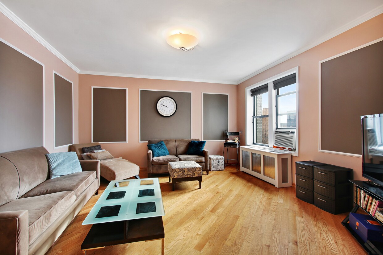Living room - 1289 E 19th St