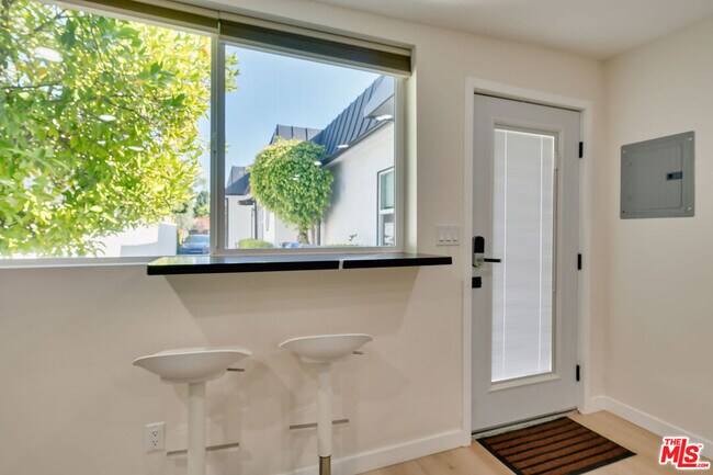 Foto del edificio - 8761 Dorrington Ave