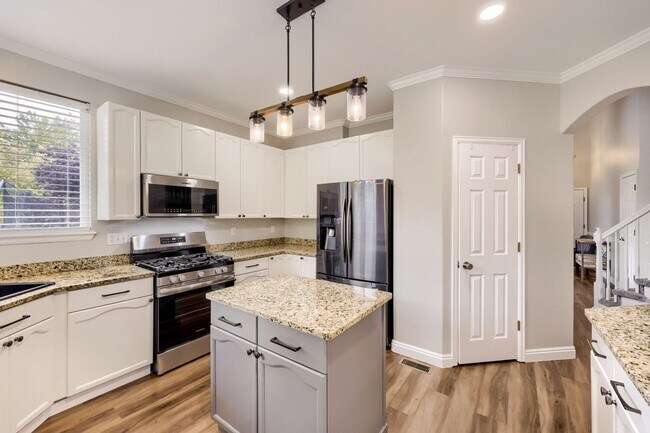 Foto del edificio - Spacious 5 Bed/4 Bath Home with Finished Basement in Erie