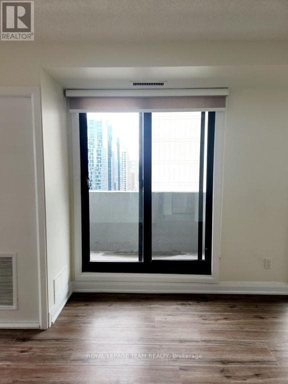 Photo du bâtiment - 200 Bay St