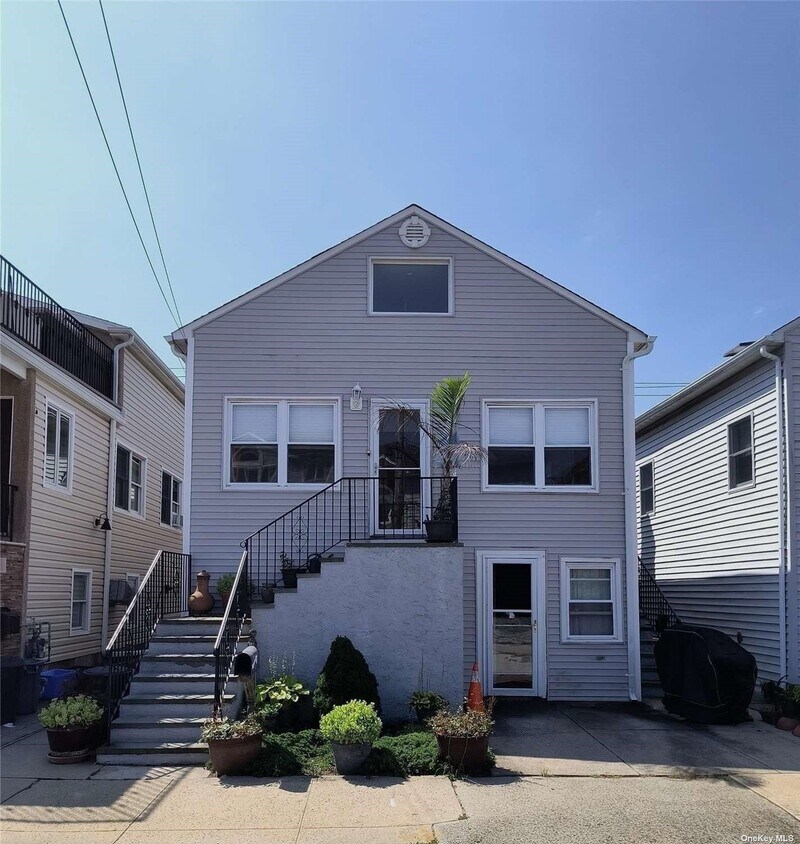 Primary Photo - 28 Bay St