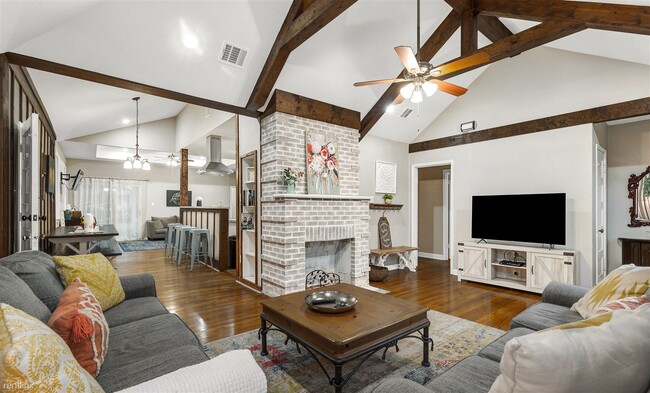 Building Photo - 4 br, 4.5 bath House - 1019 Milner Dr
