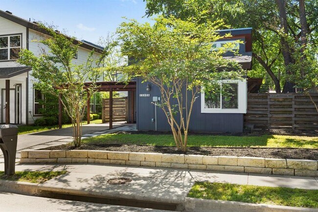 Building Photo - 1005 Mansell Ave