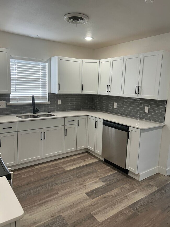 Building Photo - 4024 E Wagon Wheel Rd
