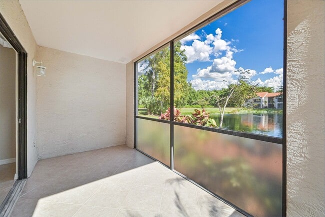 Foto del edificio - NOW AVAILABLE -  1 Bed 1 Bath Apartment in Naples!