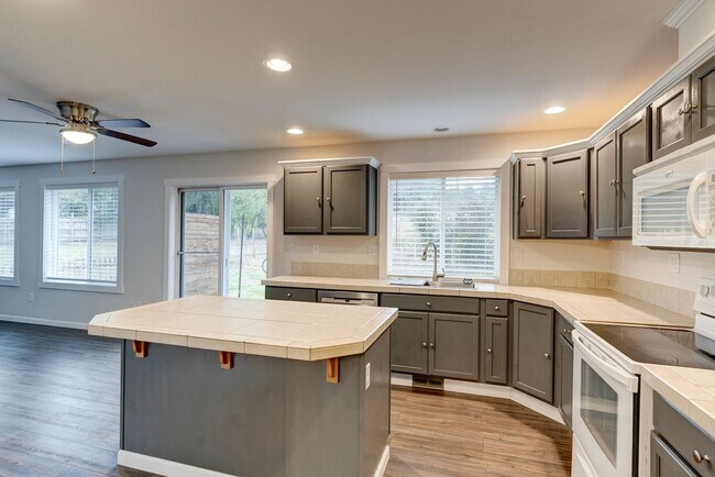 Building Photo - Updated 2-Bedroom Home with Bonus Room on ...