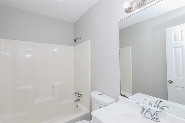 Building Photo - 7000 Oakhill Cir