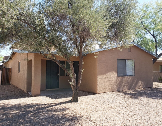 Building Photo - 1433 E Elm St