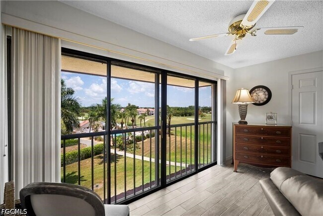 Foto del edificio - 7430 Lake Breeze Dr