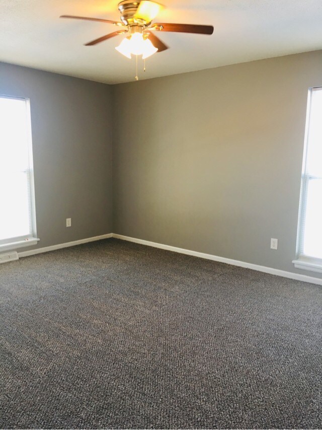 Building Photo - MOVE IN READY!!!