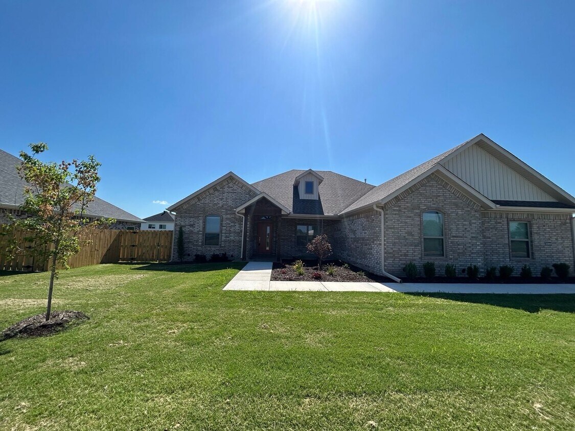 Primary Photo - Beautiful Bentonville Home! 4 Bedrooms, 2....
