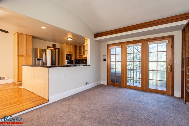 Building Photo - 823 Riverside Dr