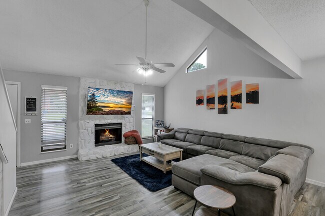 Building Photo - 11644 Fort Caroline Lakes Dr