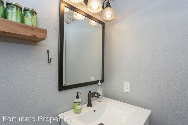 Building Photo - 3 br, 1.5 bath House - 1258 Baldy Rd