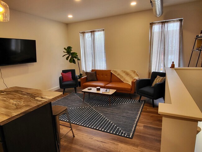 Living - 3170 Oregon Ave